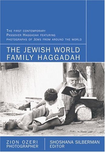 The Jewish World Family Haggadah: With Photographs By Zion Ozeri (Paperback)