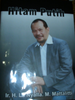 Ir H La Nyalla M Mattalitti:Hitam Putih (Paperback)