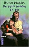 Un petit homme de dos