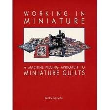 Working in Miniature: A Machine Piecing Approach to Miniature Quilts (Paperback)