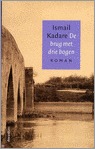 De brug met drie bogen by Ismail Kadare