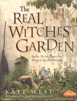 The Real Witches' Garden: Spells, Herbs, Plants and Magical Spaces Outdoors (Paperback)