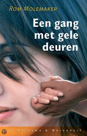 Een gang met gele deuren