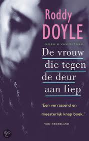 De vrouw die tegen de deur aan liep
