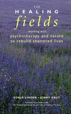 The Healing Fields: Working With Psychotherapy and Nature to Rebuild Shattered Lives (Paperback)
