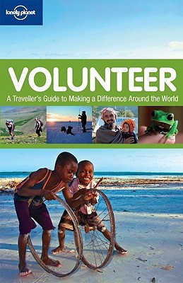 Volunteer: A Traveller's Guide to Making a Difference Around (Paperback)