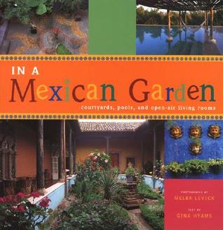 In A Mexican Garden: Courtyards, Pools, and Open-Air Living Rooms (Paperback)