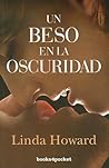 Un beso en la oscuridad by Linda Howard
