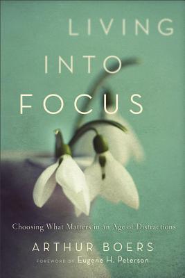 Living into Focus: Choosing What Matters in an Age of Distractions (Paperback)