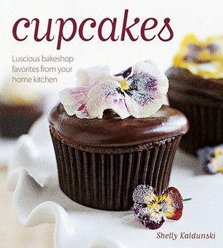 Cupcakes: Luscious bakeshop favorites from your home kitchen (Hardcover)