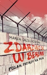 Zdarzyło się w Berlinie. Polak patrzy na Mur. (Paperback)