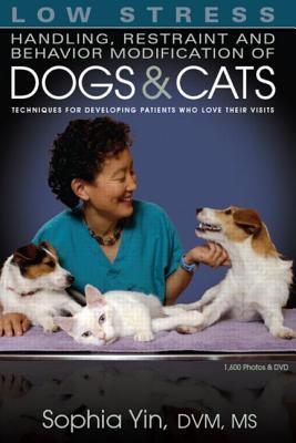 Low Stress Handling Restraint and Behavior Modification of Dogs & Cats: Techniques for Developing Patients Who Love Their Visits (Paperback)