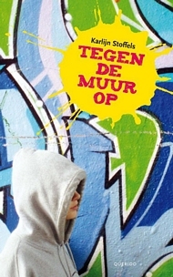 Tegen de muur op