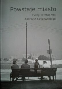 Powstaje miasto: Tychy w fotografii Andrzeja Czyżewskiego (Paperback)