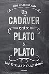 Un cadáver entre plato y plato by Tom Hillenbrand
