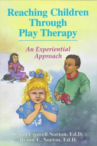 Reaching Children Through Play Therapy: An Experiential Approach (Paperback)