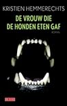 De vrouw die de honden eten gaf
