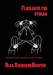 Flickan på två stolar: ett hörande barns uppväxt med döva föräldrar
