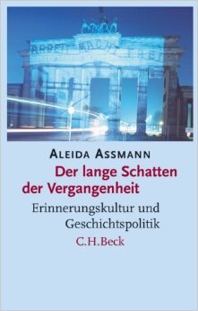 Lange Schatten der Vergangenheit: Erinnerungskultur und Geschichtspolitik (Paperback)