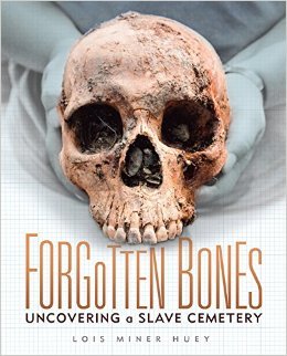 Forgotten Bones. Uncovering a Slave Cemetery (Hardcover)