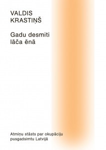 Gadu desmiti lāča ēnā : atmiņu stāsts par okupāciju pusgadsimtu Latvijā (Paperback)