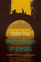 Vreemdelingen en Priesters (Paperback)