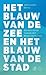 Het blauw van de zee en het blauw van de stad