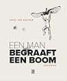 Een man begraaft een boom by Shari Van Goethem