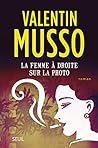 La femme à droite sur la photo (Romans français (H.C.)) by Valentin Musso