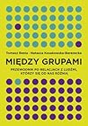 Między grupami. P...