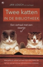 Twee katten in de bibliotheek