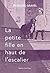 La Petite fille en haut de l'escalier