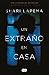Un extraño en casa