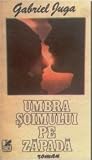 Umbra șoimului pe zăpadă
