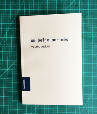 Um Beijo por Mês (Paperback)