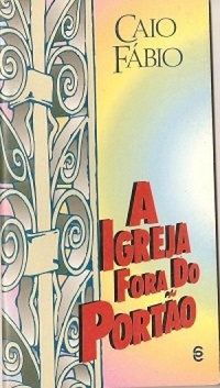 A igreja fora do portão (Paperback)