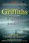 Pigen under jorden by Elly Griffiths