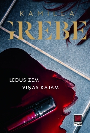 Ledus zem viņas kājām