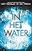 In het water