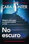 No Escuro by Cara Hunter