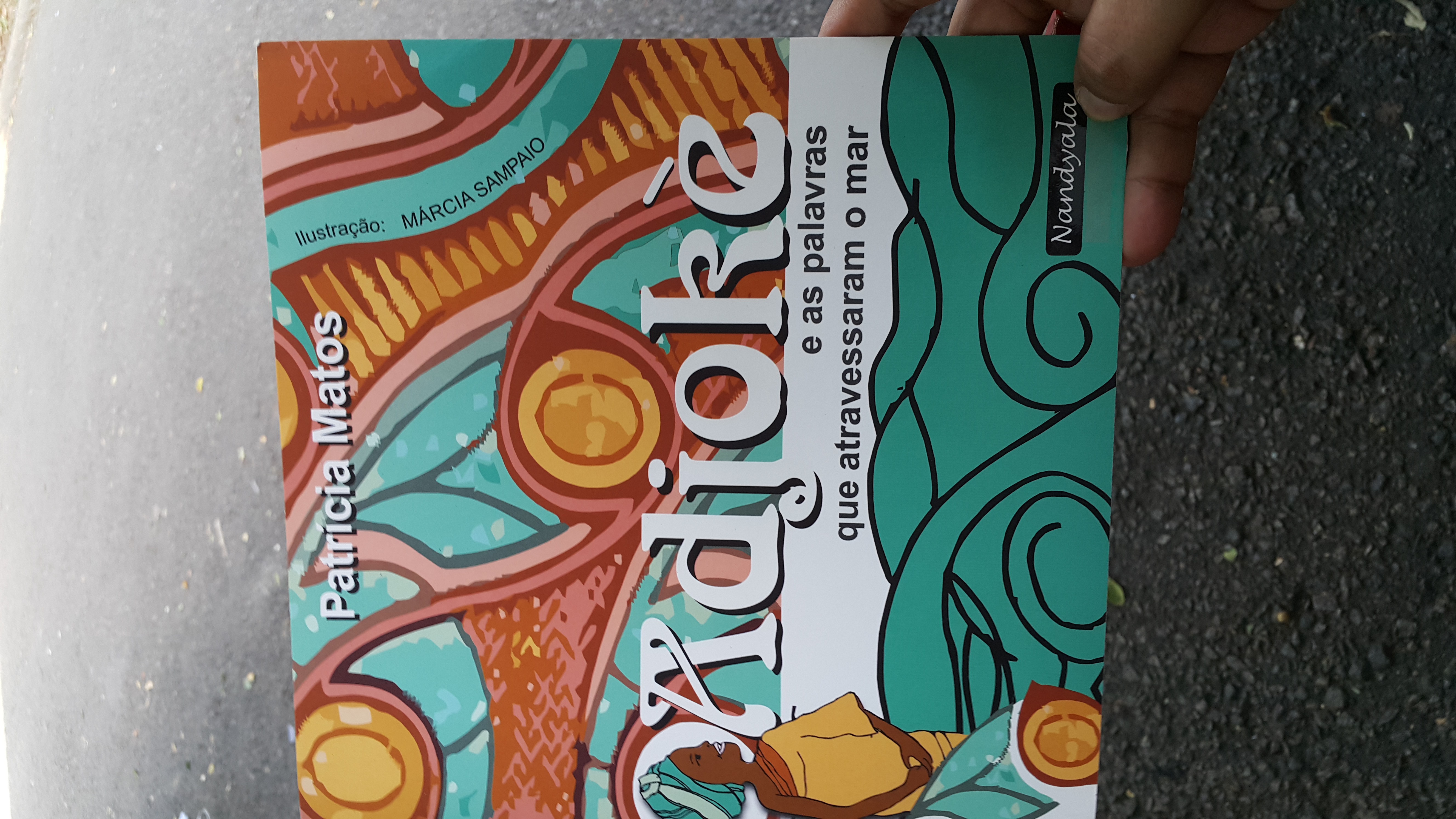 Ajokè e as palavras que atravessaram o mar