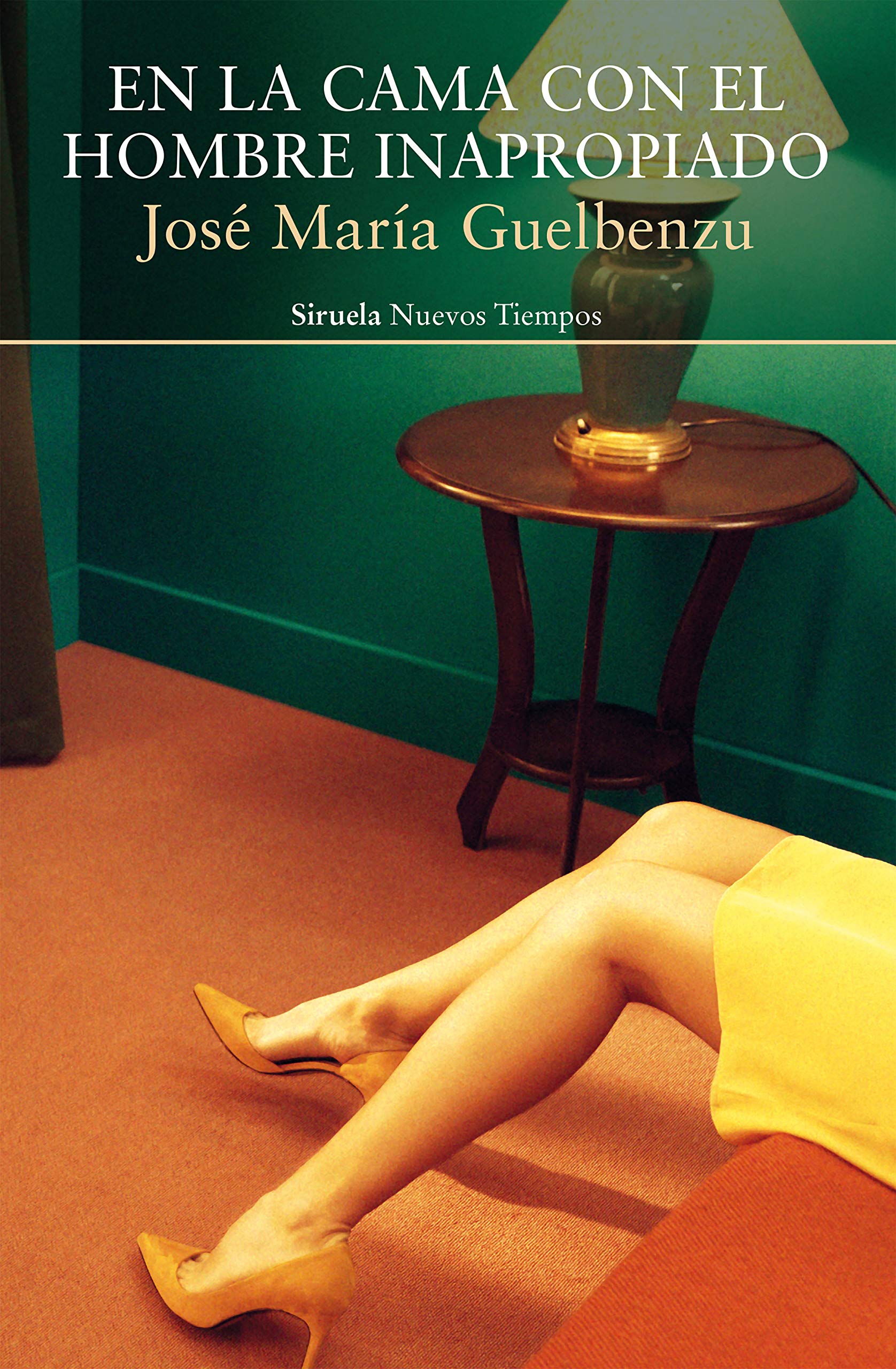 Portada de En la cama con el hombre inapropiado, de José María Guelbenzu