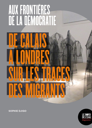 Aux Frontières De La Démocratie. De Calais à Londres Sur Les Traces Des Migrants (Paperback)