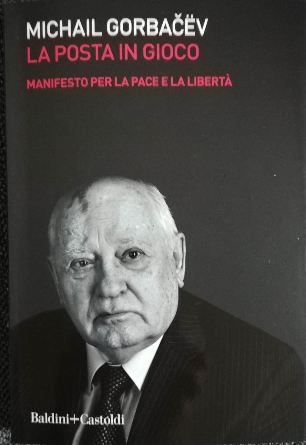 La posta in gioco. Manifesto per la pace e la libertà. (Paperback)
