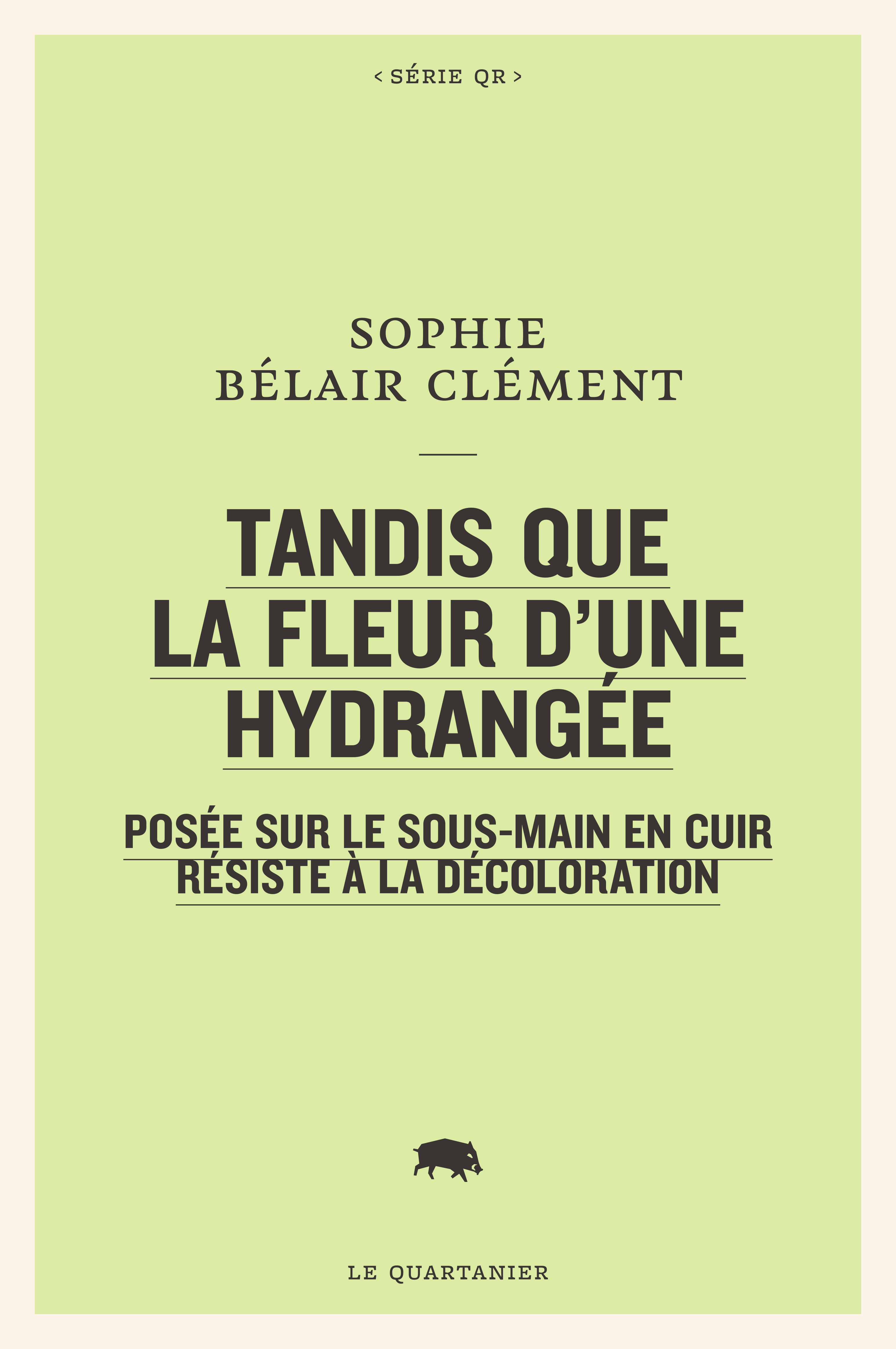 Tandis que la fleur d'une hydrangée posée sur le sous-main en cuir résiste à la décoloration