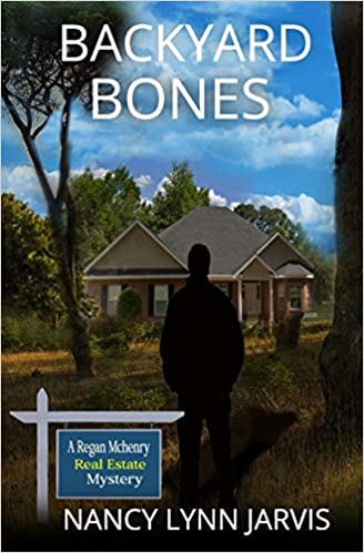 Backyard Bones (Regan McHenry Real Estate Mysteries, #2)