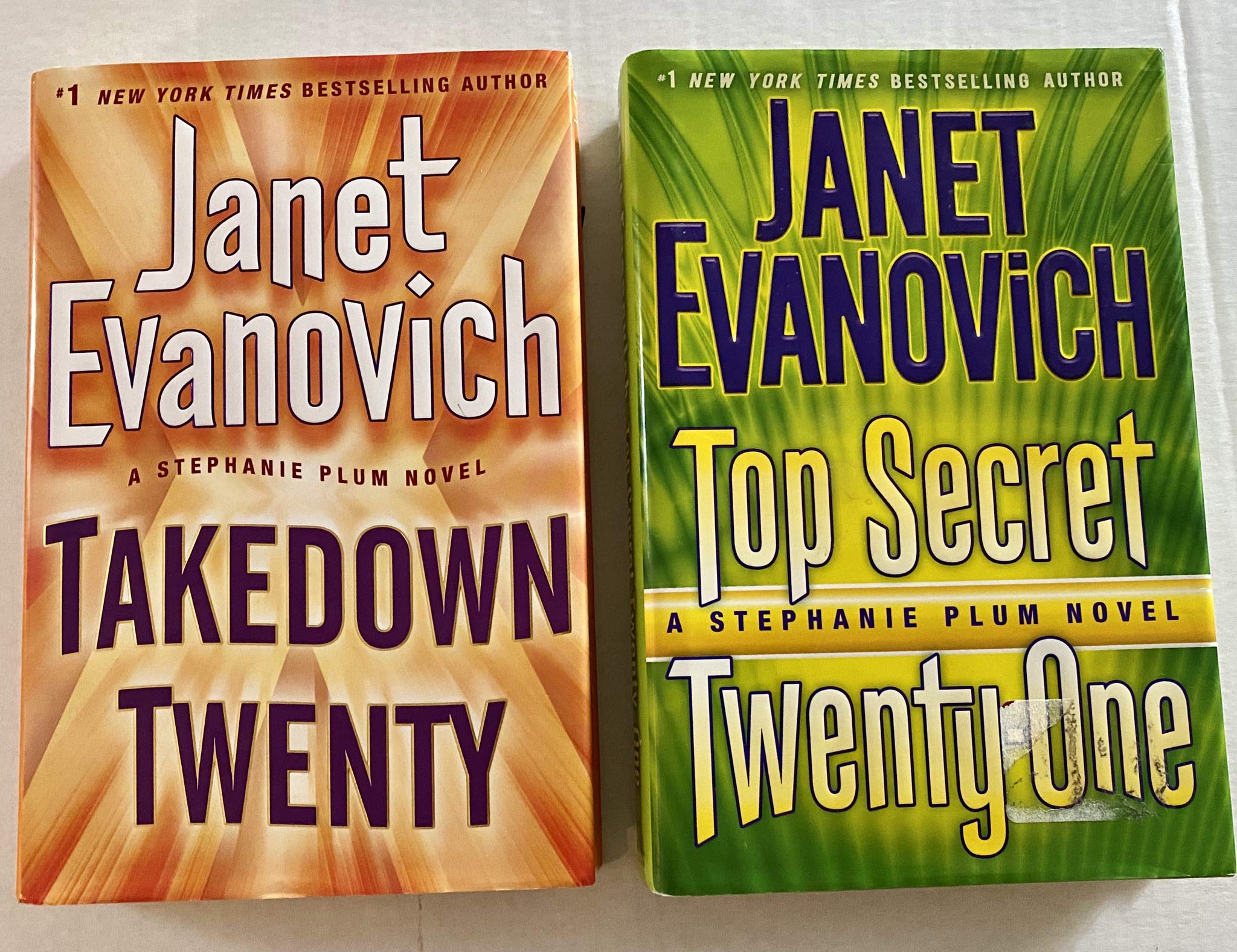 Takedown Twenty / Top Secret Twenty-One (Stephanie Plum #20-21)