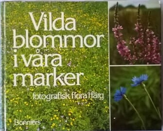 Vilda blommor i våra marker: fotografisk flora i färg (Hardcover)