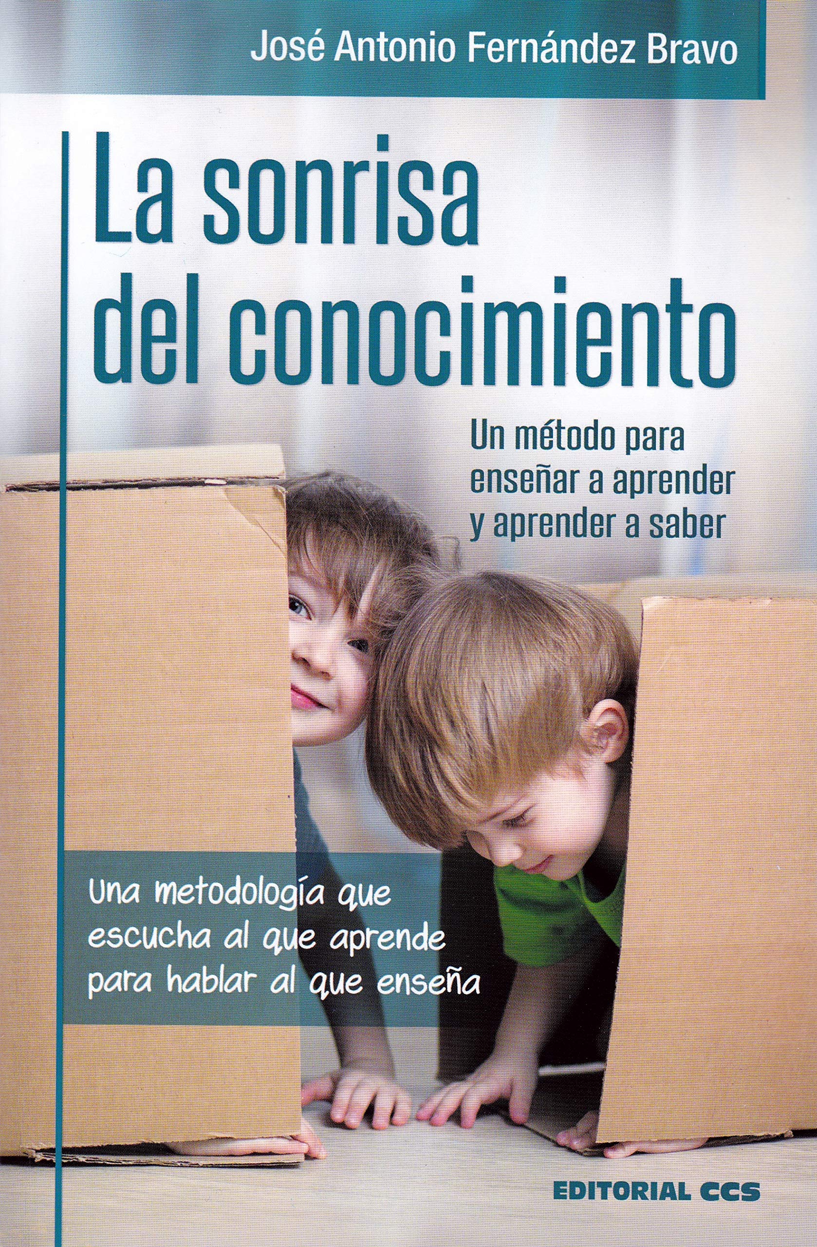 La sonrisa del conocimiento: Una metodología que escucha al que aprende para hablar al que enseña. Un método para enseñar a aprender y aprender a saber. (Paperback)