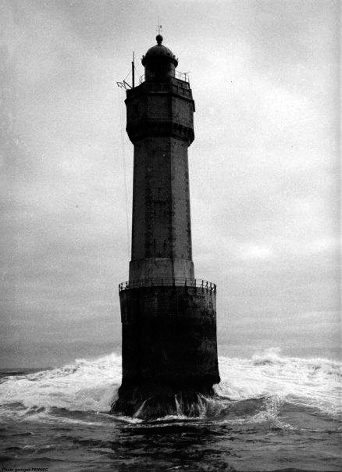 Un feu sur la mer - Mémoires d'un gardien de phare (Paperback)